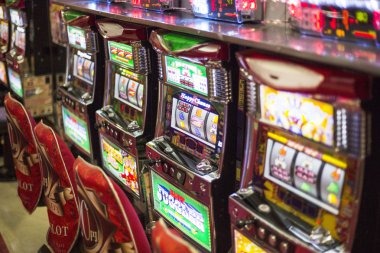 lipan toto mobile app interface showing live-dealer table lobby