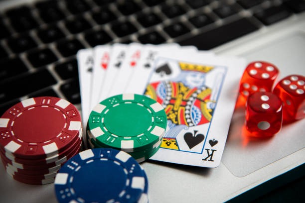 Sic Bo dice outcomes and payout zones Sic Bo dice cup and betting layout